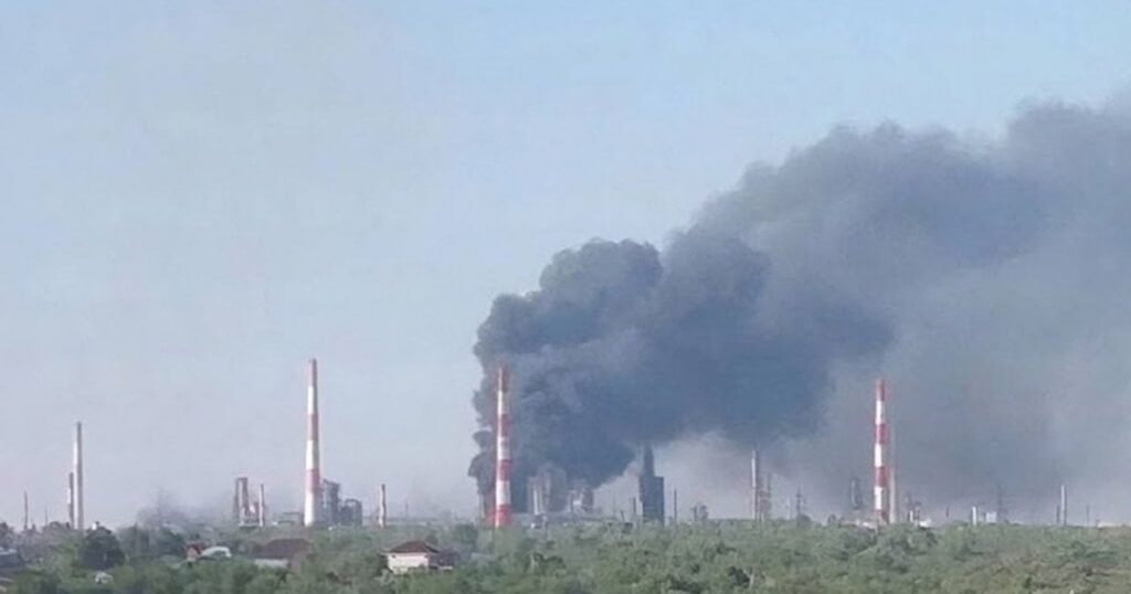Атака на РФ: на Сизранському НПЗ після удару Сил оборони спалахнула масштабна пожежа – відео — Світ