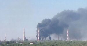 Атака на РФ: на Сизранському НПЗ після удару Сил оборони спалахнула масштабна пожежа – відео — Світ