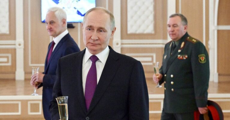 Втома від війни в Росії: еліта нервує, а Путін мріє про “перемогу” до кінця року