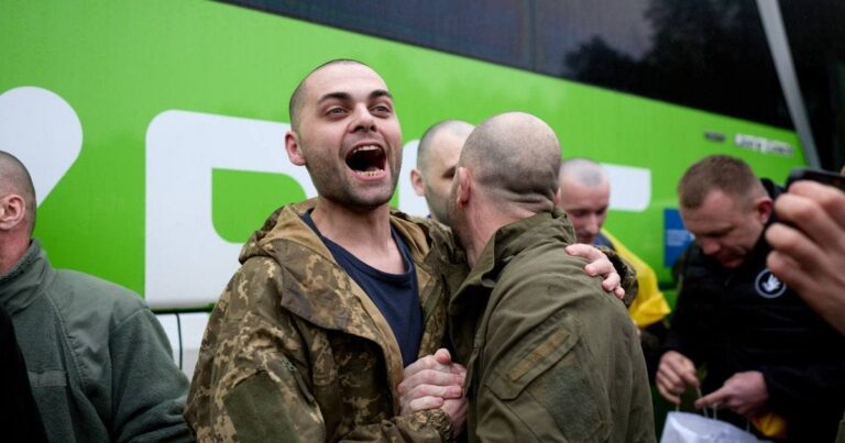 Свобода, що обірвала тишу: журналіст про зворушливе повернення побратимів з російського полону