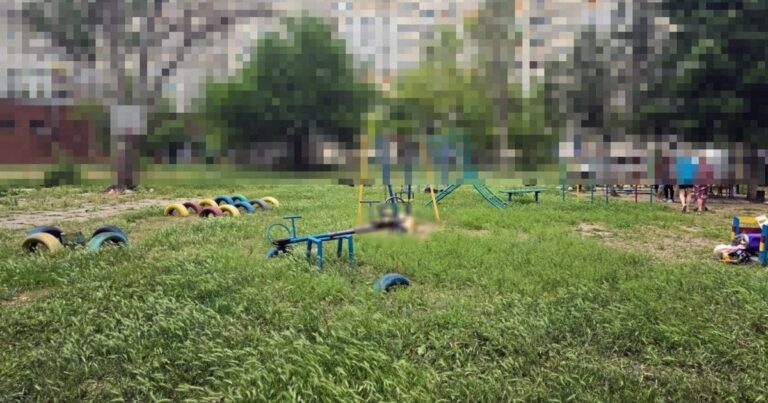 Жорстокий обстріл Херсона: дитячий майданчик став місцем трагедії, загинув чоловік, його родина в лікарні