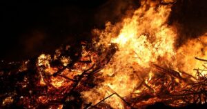 Дніпро під вогнем: нічна атака РФ спричинила масштабну пожежу, рятувальники борються з наслідками, з’являється інформація про постраждалих!