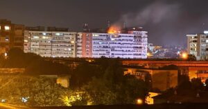 У Румунії безпілотник врізався у багатоповерхівку: є постраждалі (відео)