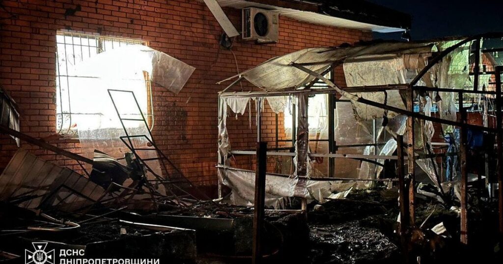 Прильоти по поїздах, вбиті люди та руїни в житлових кварталах: РФ масовано атакувала міста України (фото, відео)