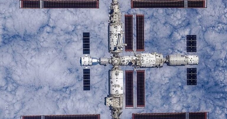 Перші Космічні Малюки: Китай Відкриває Двері до Життя Поза Землею