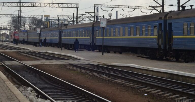 Жахлива трагедія на Львівщині: потяг Київ-Ужгород зійшов з рейок після зіткнення з вантажівкою – деталі та наслідки
