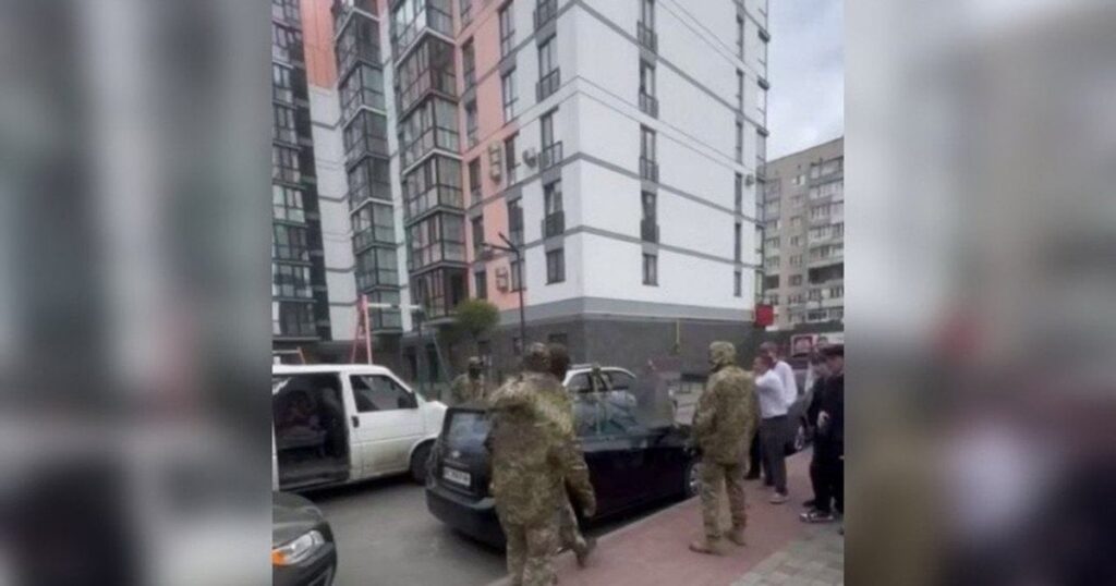 Після останнього дзвоника — бійка з ТЦК: у Луцьку підлітки у святкових сорочках "відбивали" чоловіка (відео) Після останнього дзвоника — бійка з ТЦК: у Луцьку підлітки у святкових сорочках "відбивали" чоловіка (відео)