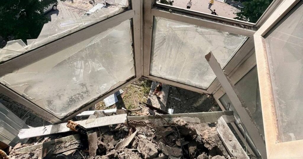 Росіяни атакували Дніпро: пошкоджені багатоповерхівки, є постраждалі — Укрaїнa Росіяни атакували Дніпро: пошкоджені багатоповерхівки, є постраждалі — Укрaїнa