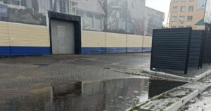 Повалені дерева, затоплені вулиці та град: три обласні центри України накрила негода (відео)