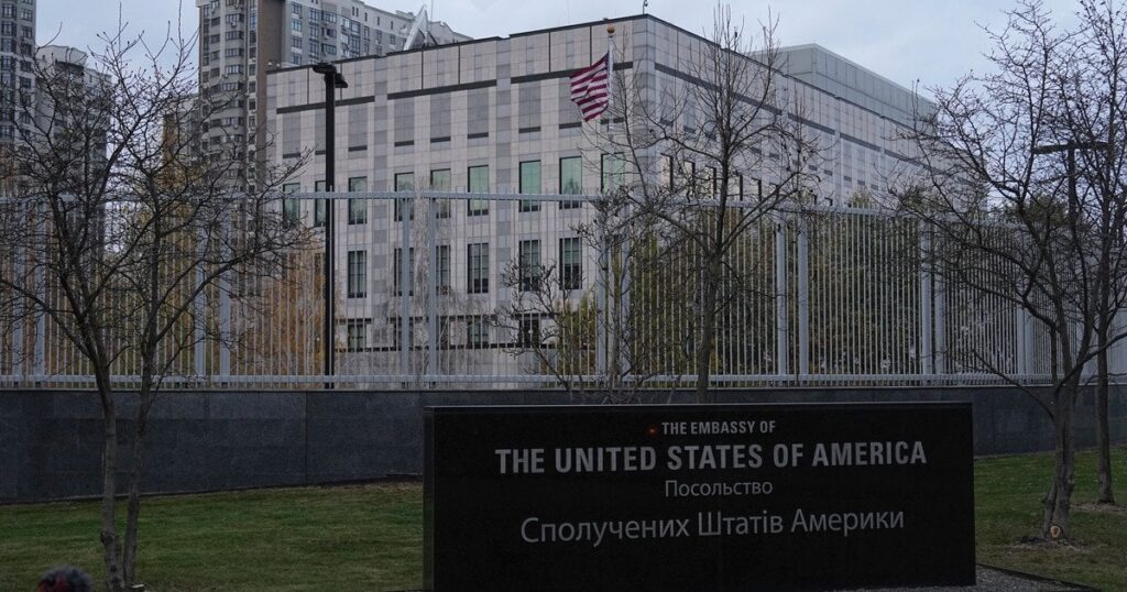 У ЄС заявили про виїзд посольства США з Києва після погроз: Україна відповіла, чи це правда У ЄС заявили про виїзд посольства США з Києва після погроз: Україна відповіла, чи це правда