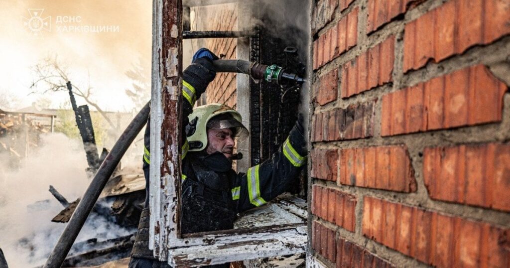 "Шахеди" падали на житлові будинки, лунали страшні вибухи: РФ масовано атакувала обласний центр України
