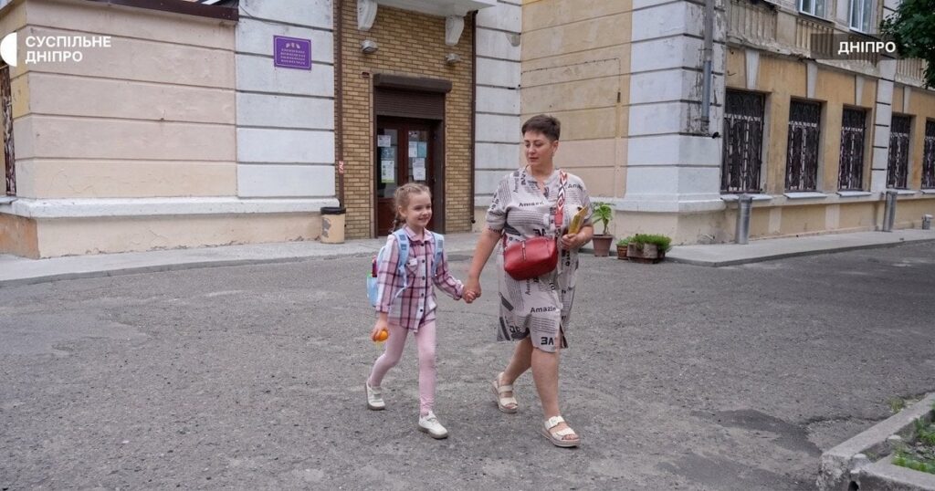 Мовний скандал у Дніпрі: вчителька вигнала з класу доньку військових через зауваження про російську Мовний скандал у Дніпрі: вчителька вигнала з класу доньку військових через зауваження про російську