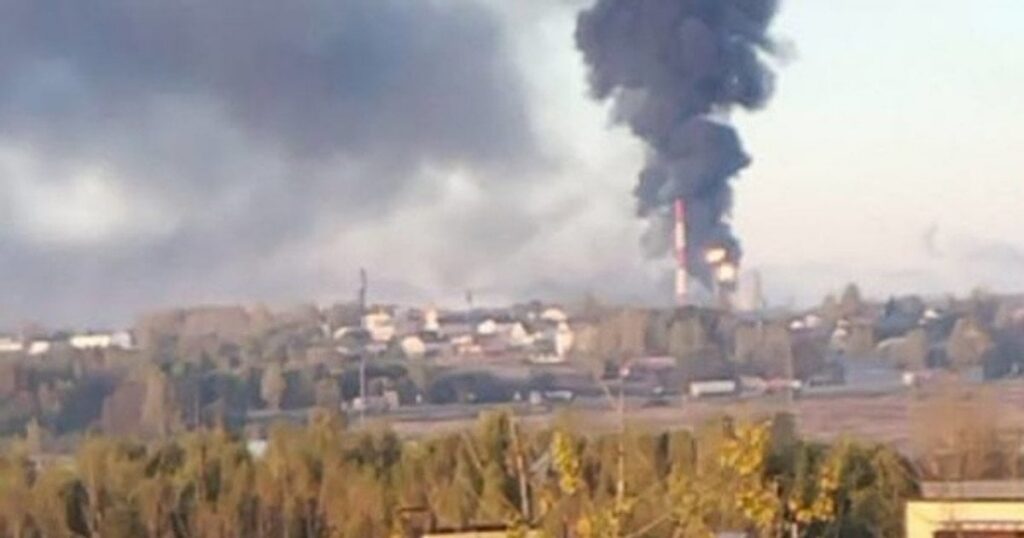 Атака дронів на Ярославль – ураження НПЗ, чорний дим і обмеження в аеропорту – фото, відео — Світ Атака дронів на Ярославль – ураження НПЗ, чорний дим і обмеження в аеропорту – фото, відео — Світ