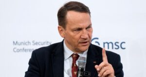 Польща може пропустити літак Фіцо до Москви, але є умова: Сікорський зробив несподівану заяву