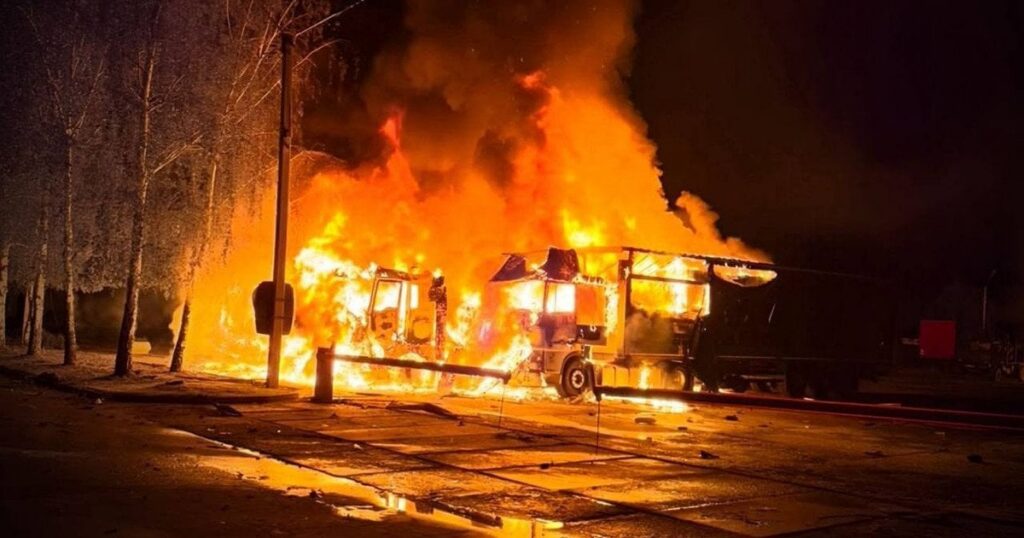 Росіяни вдарили по підприємству: виникли пожежі, є загиблий (фото) Росіяни вдарили по підприємству: виникли пожежі, є загиблий (фото)