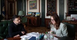 Зеленський анонсував кадрові зміни в Кабміні та перезавантаження держкомпаній — Укрaїнa