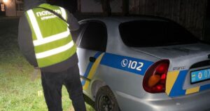 На Прикарпатті поліція застосувала зброю: п’яний військовий-СЗЧ напав з ножем на медиків та правоохоронців