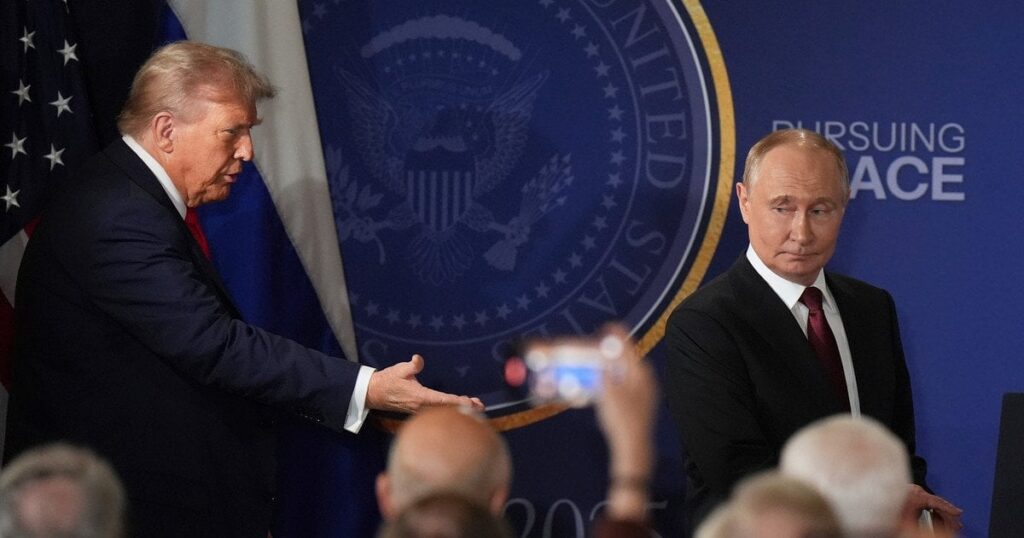 Трампа «накачали шкідливими ідеями»: у Кремлі вибухнули нервовою заявою після G7 — Політика