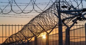 Шок та зрада: Мати українця, засудженого за підпал майна Кіра Стармера, звинувачує у маніпуляціях