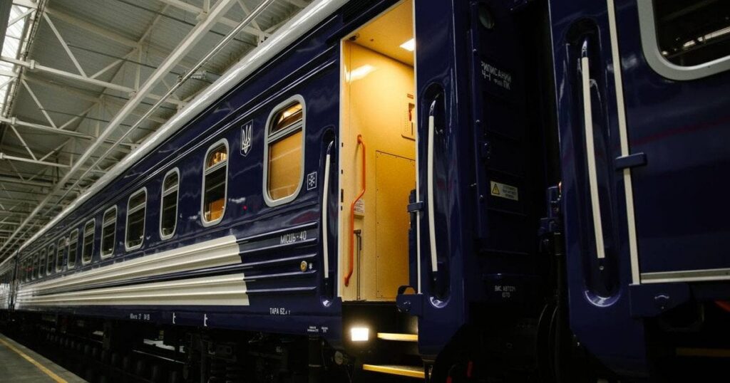 Під час масованої атаки РФ пошкодила залізницю: затримується низка поїздів по всій Україні (список) Під час масованої атаки РФ пошкодила залізницю: затримується низка поїздів по всій Україні (список)