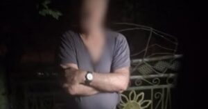 Мама вибила двері і врятувала доньку: на Львівщині затримали пенсіонера за розбещення дитини
