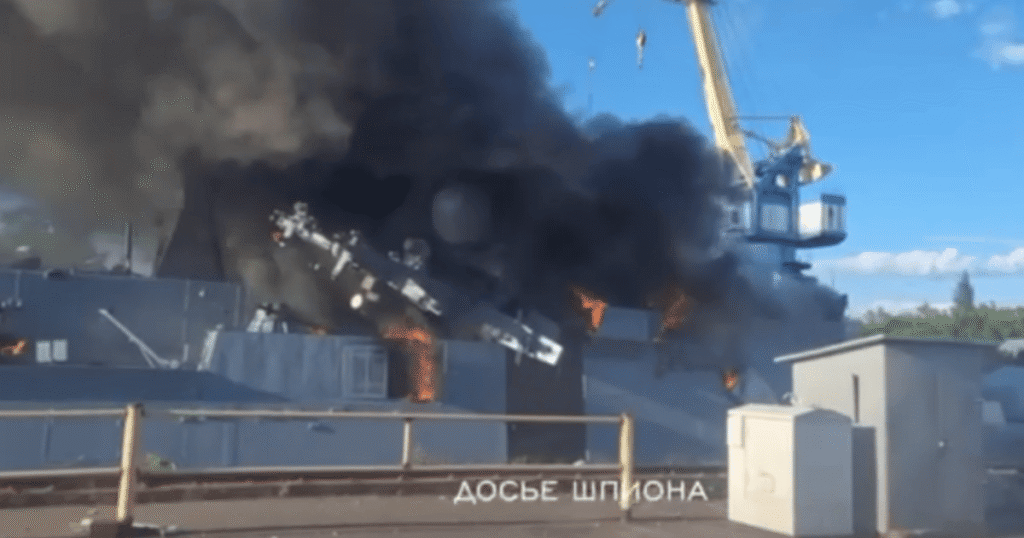 Удар по російському корвету «Бойкий»: з'явилися перші кадри пожежі на кораблі Удар по російському корвету «Бойкий»: з'явилися перші кадри пожежі на кораблі
