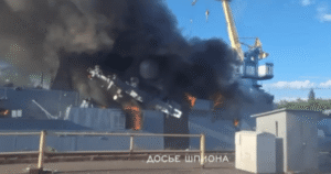 Удар по російському корвету «Бойкий»: з'явилися перші кадри пожежі на кораблі