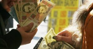 Долар перевалить за 50, а "мінімалка" — за 11 000: Кабмін готує українців до нових фінансових реалій