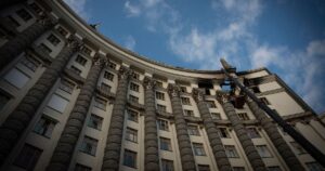 Урядовці України: Чим живуть і скільки заробляють? Порівняння зарплат з середньою по країні