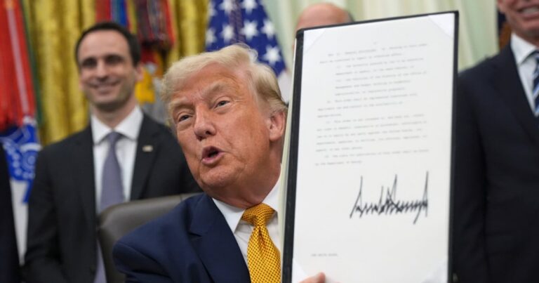 Трамп монетизує ранній доступ до своїх дописів у Truth Social: судовий позов та звинувачення в корупції
