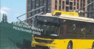 ШОК НА ВИНОГРАДАРІ: Тролейбус №35 з пасажирами на борту врізався в електроопору!
