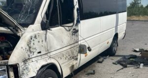 РФ атакувала Запоріжжя дроном – влучання в мікроавтобус — Укрaїнa