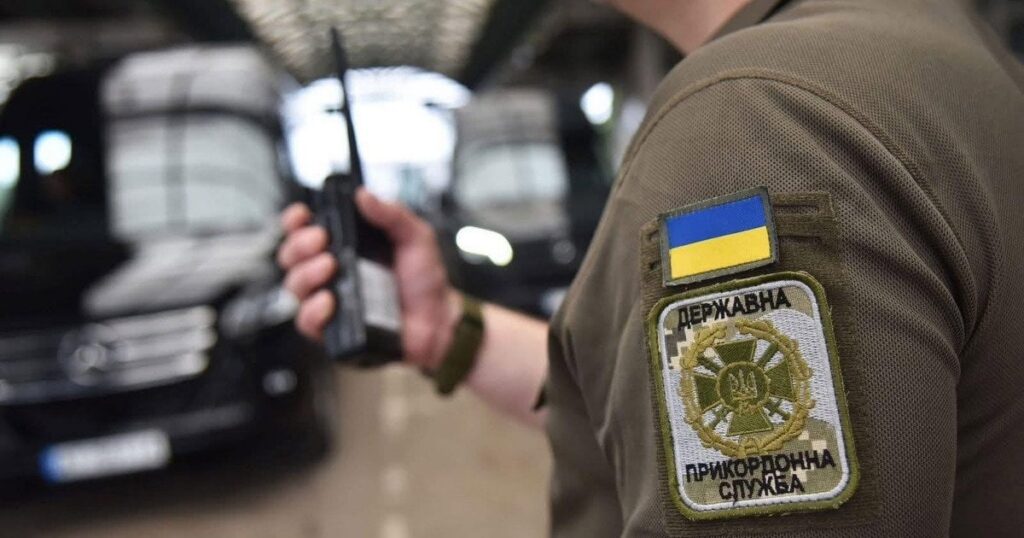 Черги на кордонах 9 червня: де автівки стоять годинами — Укрaїнa