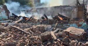 Удар Росії по Білопіллю – дві ракети влучили в навчальні заклади, є постраждалі — Укрaїнa