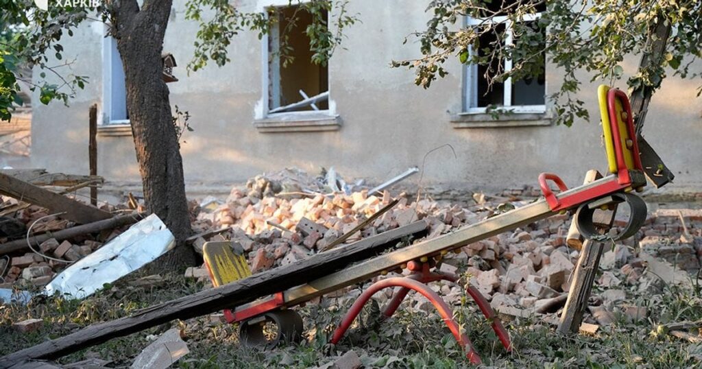 Росія скинула бомбу на будинок в обласному центрі: сильні руйнування, є загиблий і багато травмованих (фото) Росія скинула бомбу на будинок в обласному центрі: сильні руйнування, є загиблий і багато травмованих (фото)