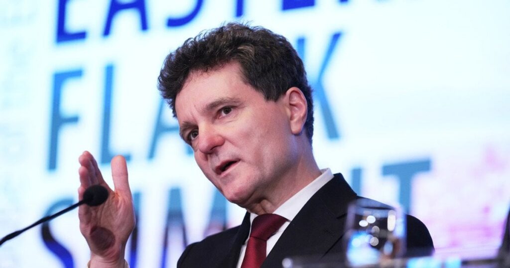 Президент Румунії закликав РФ бити по Україні так, щоб не шкодити румунам — Політика Президент Румунії закликав РФ бити по Україні так, щоб не шкодити румунам — Політика