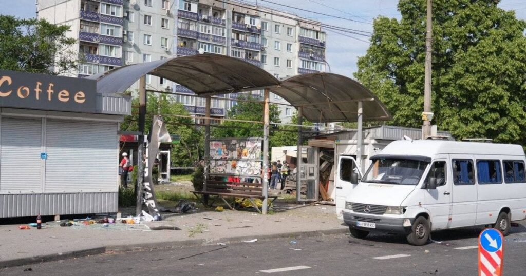 В обласному центрі «Шахед» вдарив по зупинці громадського транспорту: багато загиблих і поранених — фото і відео В обласному центрі «Шахед» вдарив по зупинці громадського транспорту: багато загиблих і поранених — фото і відео