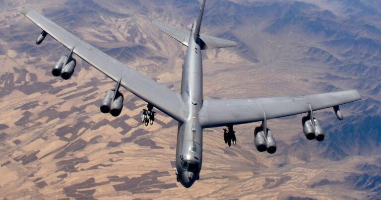 Стратегічний Бомбардувальник B-52 Розбився в Каліфорнії: Ключові Деталі та Наслідки!