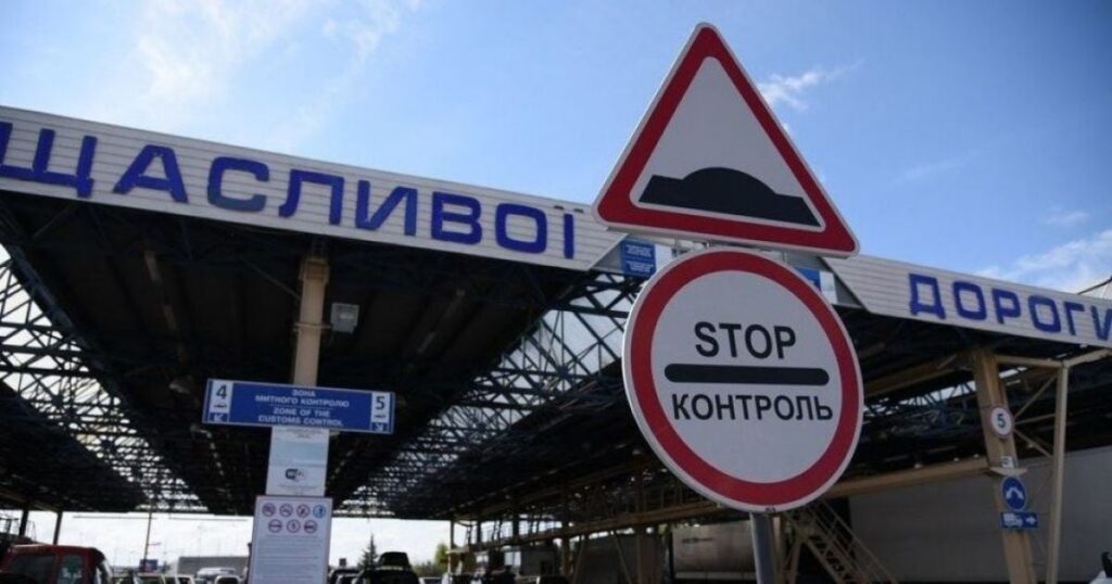 Люди стоять понад 12 годин під пекучим сонцем: на кордоні із Польщею — транспортний колапс (відео)