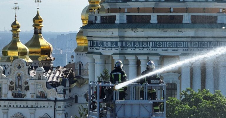 НОВИЙ НАРАТИВ КРЕМЛЯ: Як Росія прикриває удари по святинях Києва і звинувачує Україну