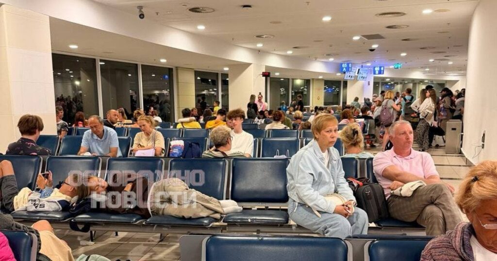 Всі аеропорти призупинили роботу: росіяни нервуються через атаку дронів на Москву (фото, відео) Всі аеропорти призупинили роботу: росіяни нервуються через атаку дронів на Москву (фото, відео)