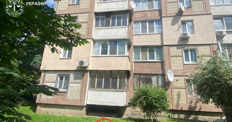 Жорстокість у Святошині: Пенсіонер викинув собаку з 6-го поверху — йому загрожує до 8 років тюрми