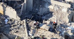 Удар РФ по Дніпру 2 червня — кількість загиблих знову зросла, під завалами знайшли ще тіла — Укрaїнa