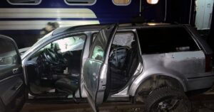 Страшна ДТП у Хмельницькому: потяг Чоп — Київ влетів у легковик на переїзді