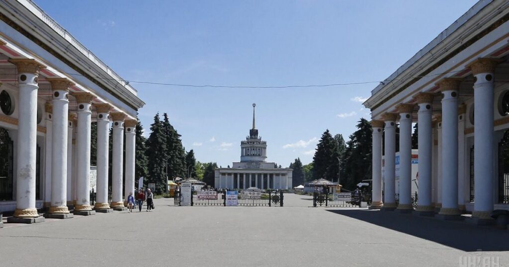 Уламки та вибиті вікна: ВДНГ у Києві постраждало внаслідок нічної атаки РФ, фото — Київ Уламки та вибиті вікна: ВДНГ у Києві постраждало внаслідок нічної атаки РФ, фото — Київ