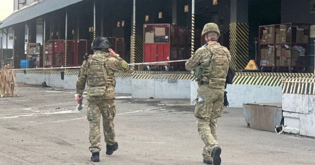 Вибух на пошті – на терміналі в Оболонському районі Києва є загиблий і поранені — Київ Вибух на пошті – на терміналі в Оболонському районі Києва є загиблий і поранені — Київ