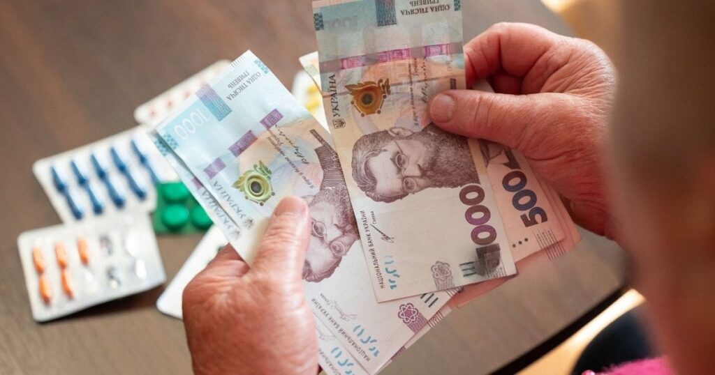 Вибір між ліками та хлібом: тисячі українських пенсіонерів отримують від держави менше 130 грн на день Вибір між ліками та хлібом: тисячі українських пенсіонерів отримують від держави менше 130 грн на день