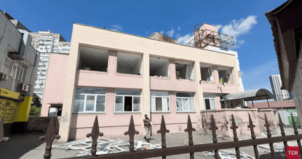 Росія у Києві масовано вдарила по лікарнях: що відбувається на місці "прильотів" (відео) Росія у Києві масовано вдарила по лікарнях: що відбувається на місці "прильотів" (відео)