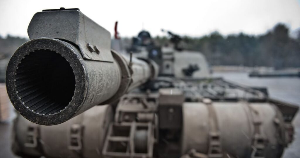 Британія розмістила танки Challenger 2 в Естонії біля кордону з Росією для навчань НАТО — Світ