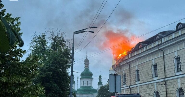 Жахлива Ніч: Київ під Вогнем, Трагедія в Лаврі та Загибель Рятувальників на Харківщині!